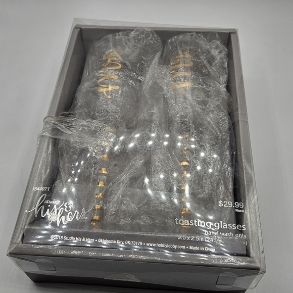 Mr and Mrs toasting glasses in package - Picture 5 of 6